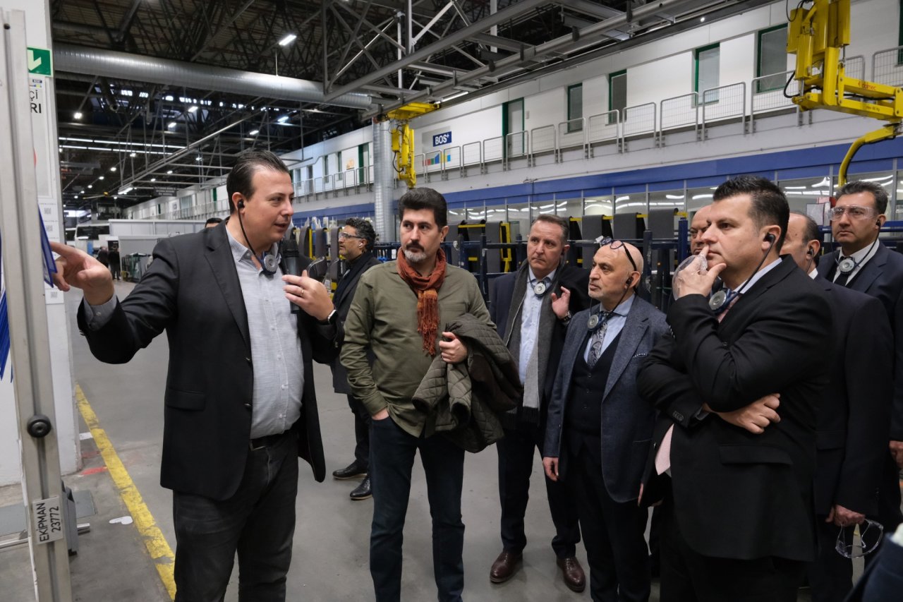 mercedes-benz-turk-oisd-yonetim-kurulu-uyelerini-hosdere-otobus-fabrikasinda-agirladi-02.jpg