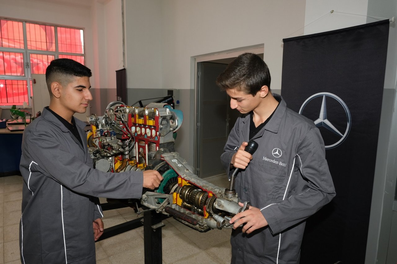 mercedes-benz-turk-cumhuriyetin-100uncu-yilinda-da-genclerin-yaninda-02-001.jpg