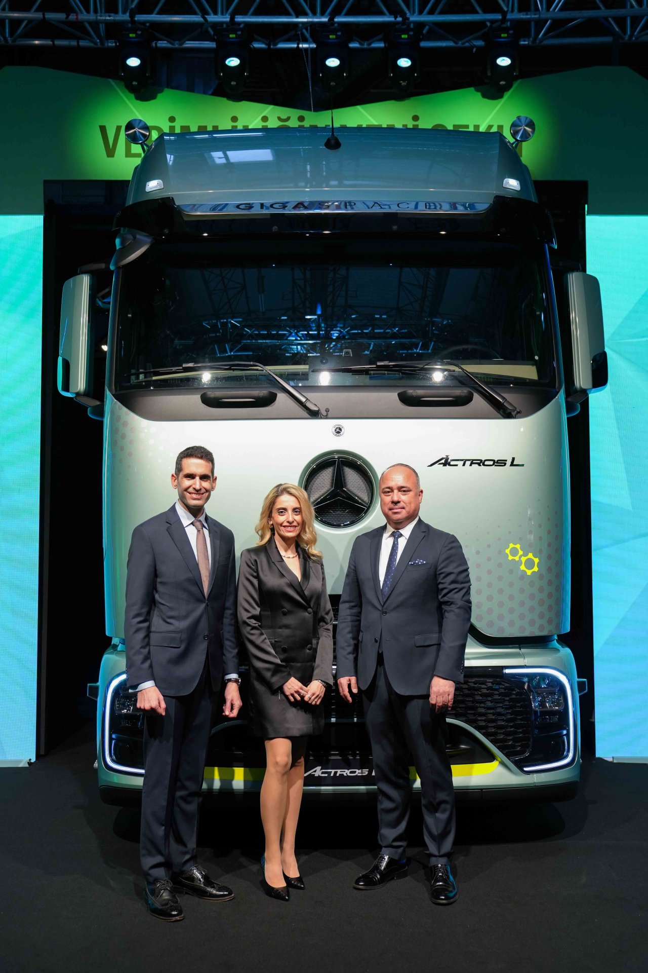 mercedes-benz-turk-kamyon-ve-pazarlama-satis-direktoru-alper-kurt-sag-basta.jpg