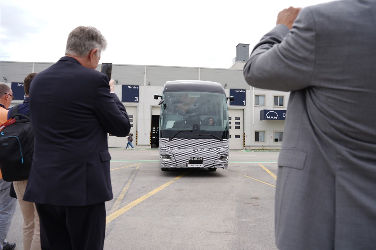 e-eot-man-ecoach-sneak-preview-02-1.jpg