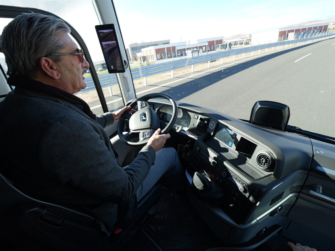 e-eot-man-ecoach-sneak-preview-02-5.jpg