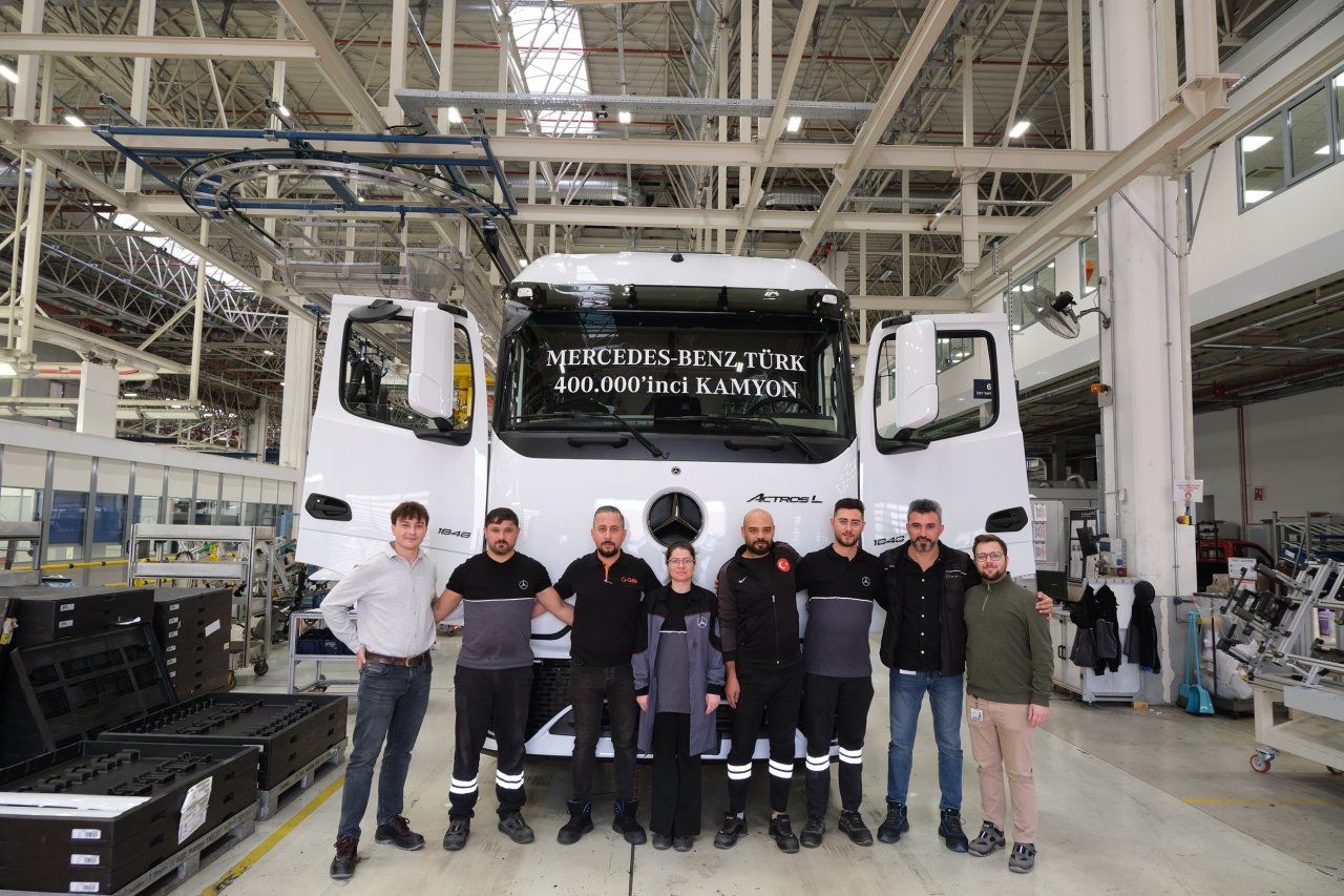 mercedes-benz-turk-aksaray-kamyon-fabrikasinda-400-bininci-kamyonunu-uretti-1.jpg