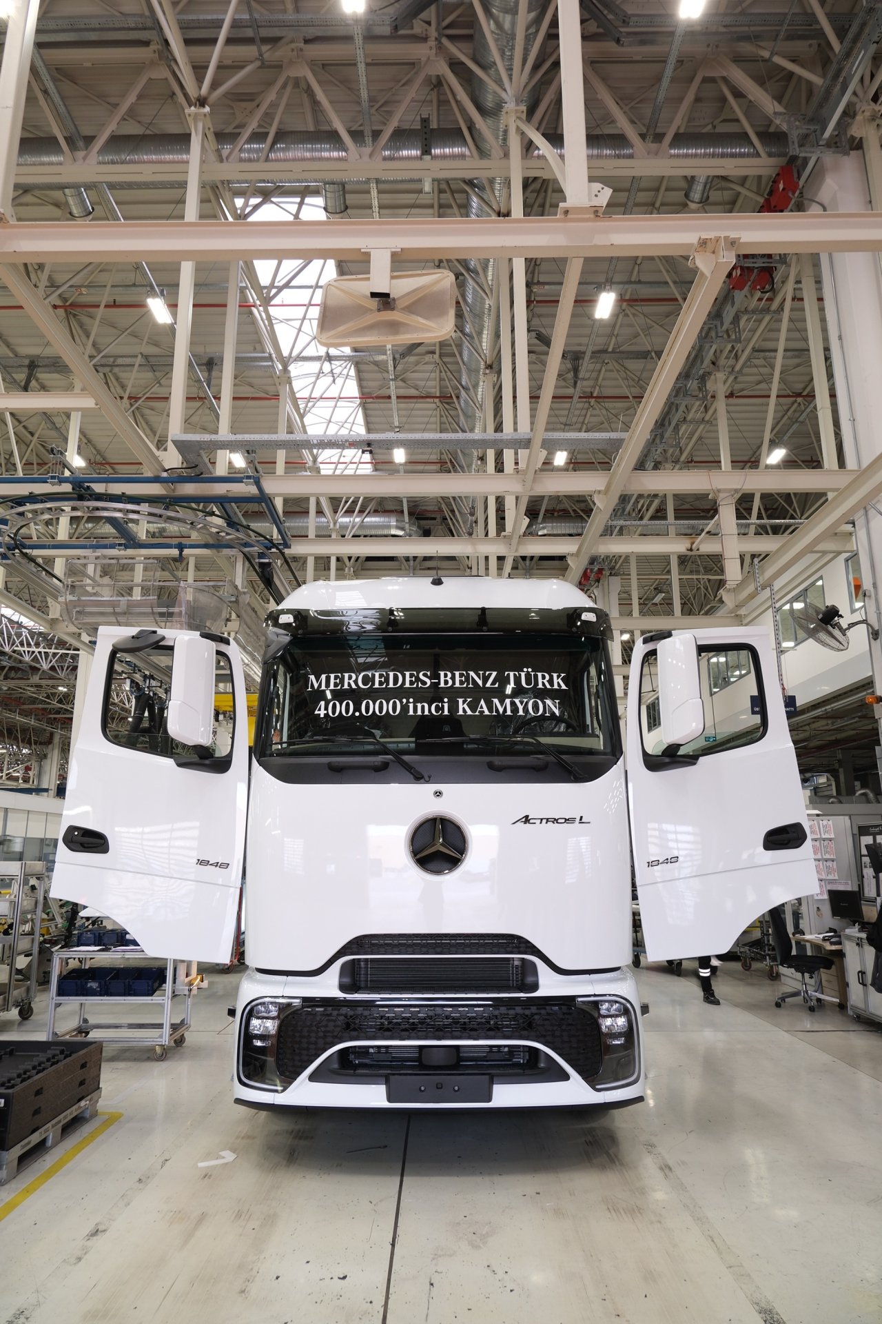 mercedes-benz-turk-aksaray-kamyon-fabrikasinda-400-bininci-kamyonunu-uretti-3.jpg