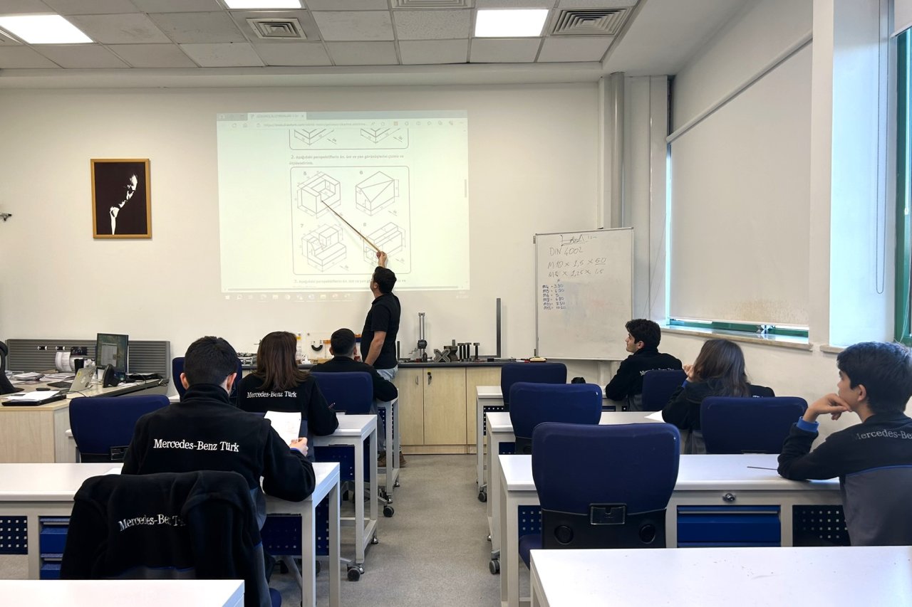 mercedes-benz-turkun-mesleki-ve-teknik-anadolu-lisesi-uzun-donem-staji-icin-basvurular-basladi-02.jpeg