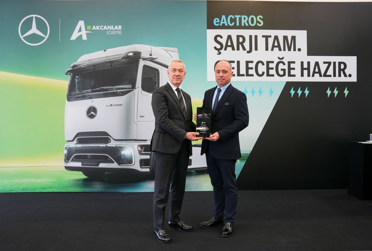 mercedes-benz-turkten-akcan-holdinge-mercedes-benz-eactros-600-ve-eactros-300-teslimati-1.jpeg