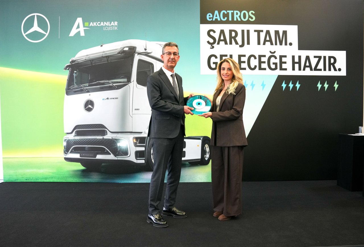 mercedes-benz-turkten-akcan-holdinge-mercedes-benz-eactros-600-ve-eactros-300-teslimati-2.jpeg