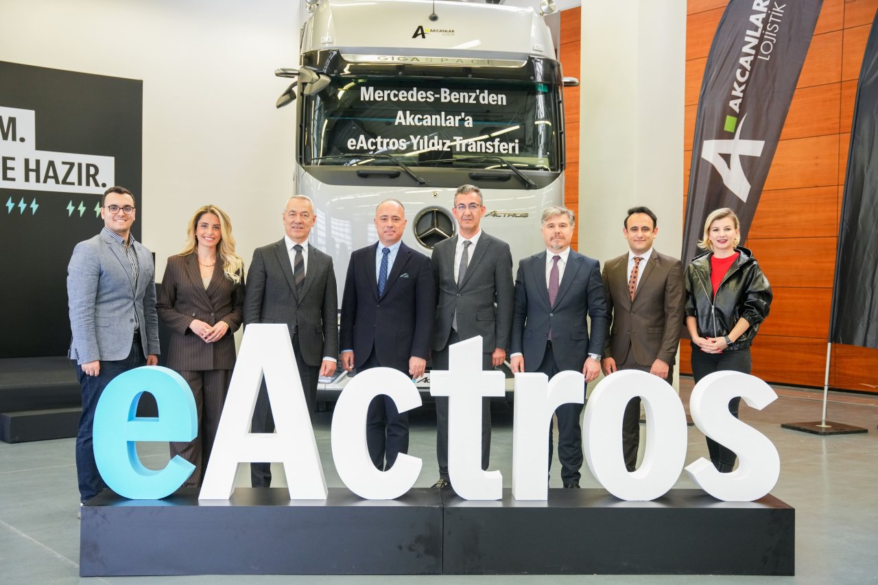 mercedes-benz-turkten-akcan-holdinge-mercedes-benz-eactros-600-ve-eactros-300-teslimati-4.jpeg