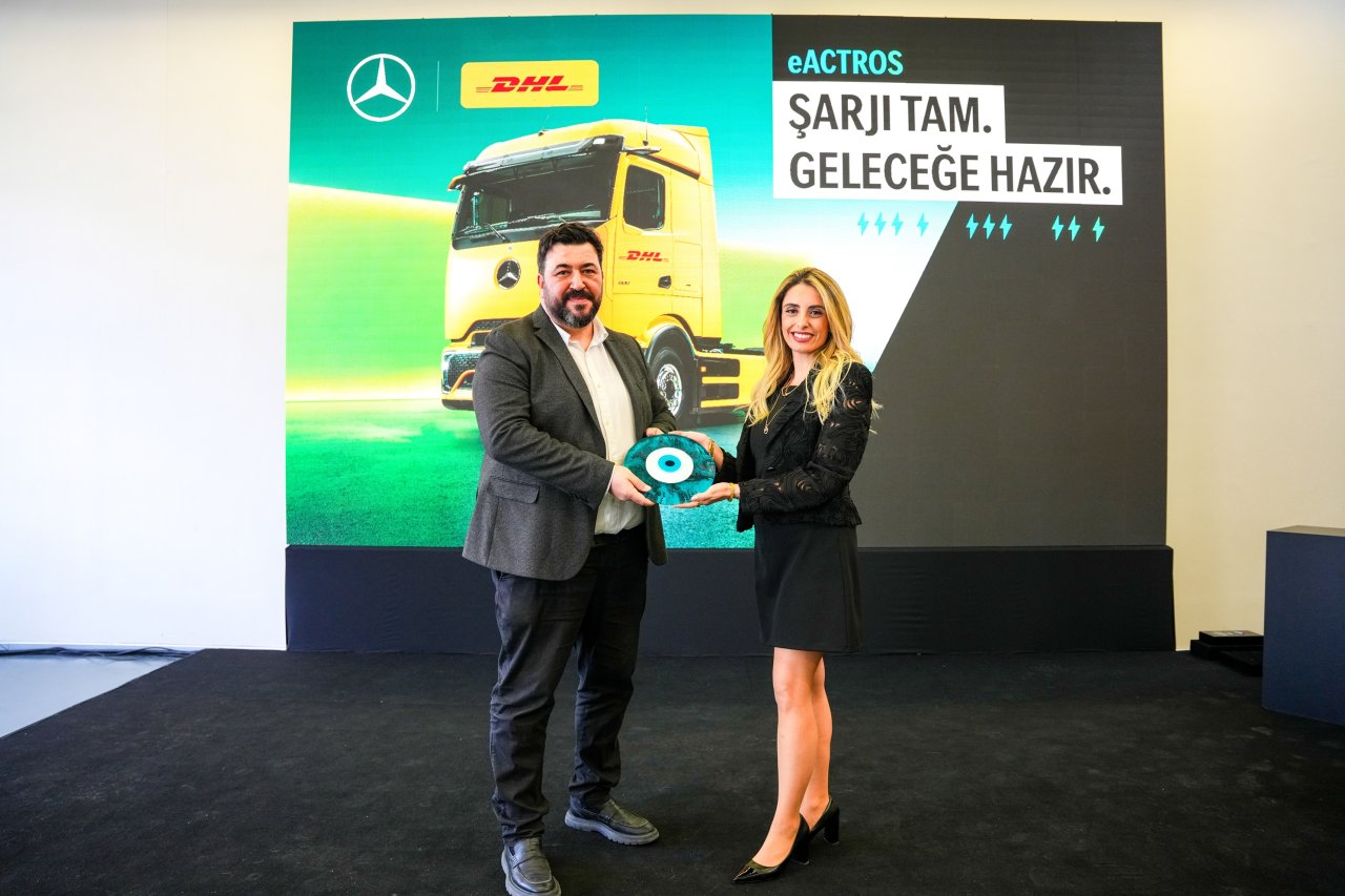 mercedes-benz-turkten-dhl-supply-chain-turkiyeye-3-adet-mercedes-benz-eactros-600-teslimati-3.jpeg