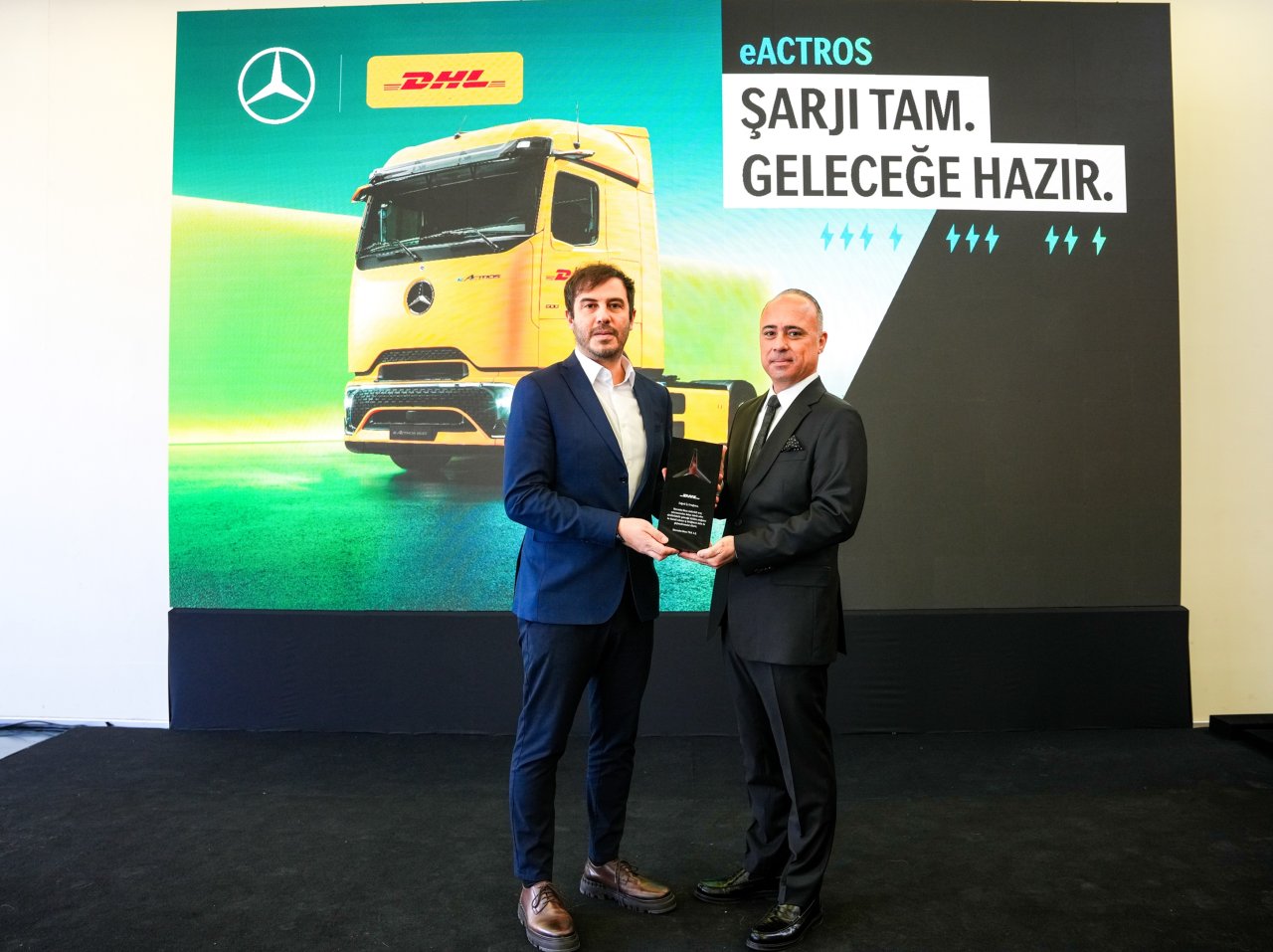 mercedes-benz-turkten-dhl-supply-chain-turkiyeye-3-adet-mercedes-benz-eactros-600-teslimati-4.jpeg