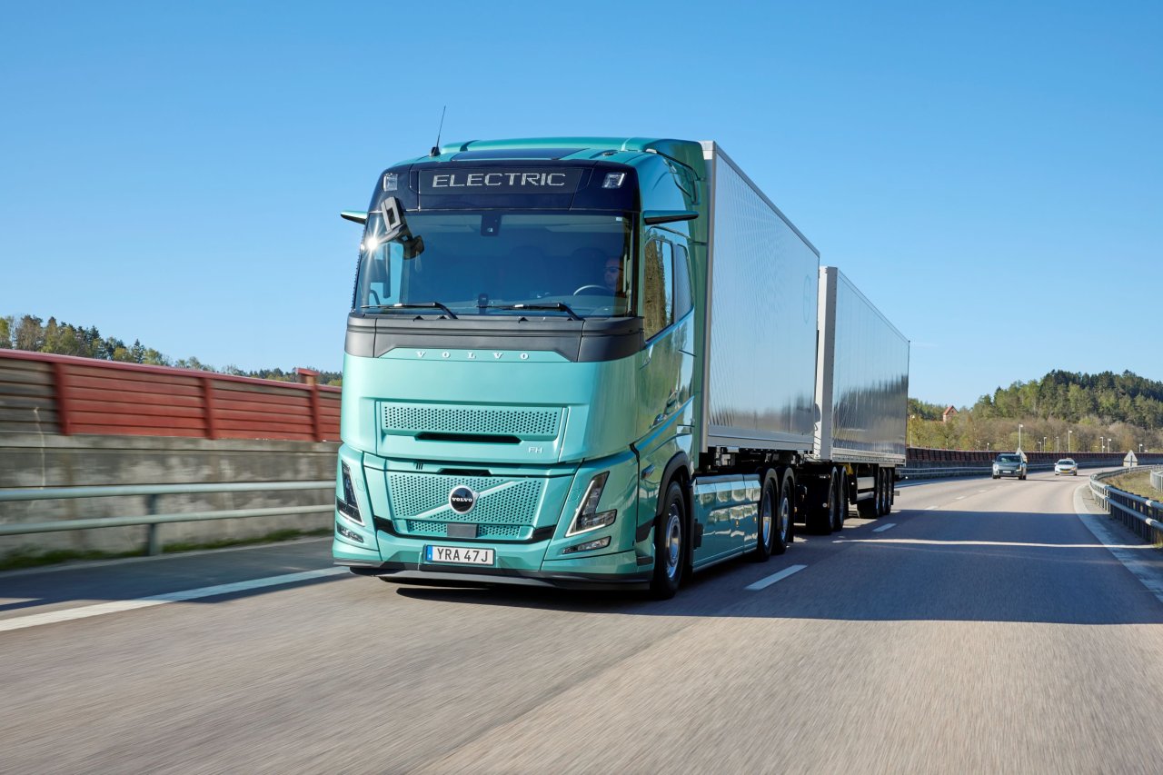 volvo-trucks-700-km-menzile-ulasabilen-elektrikli-kamyonlarini-tanitti-1.jpg