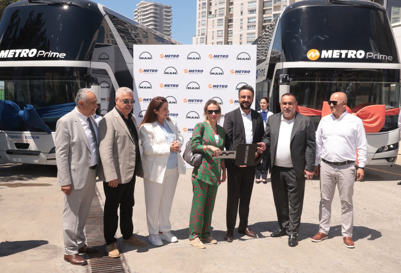 metro-turizm-neoplan-skyliner-teslimat-1-jpg.jpeg