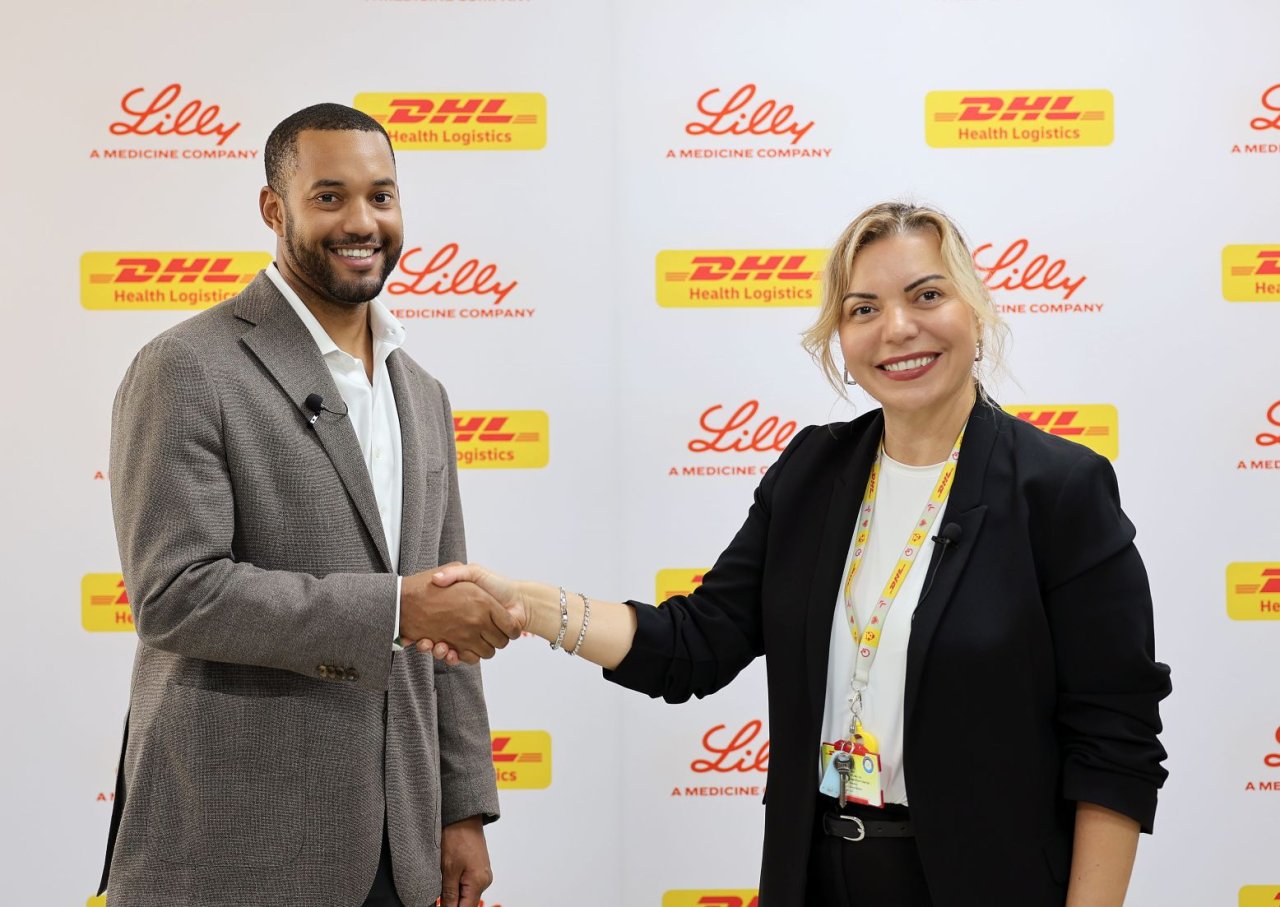 2-lilly-turkiye-genel-muduru-ryan-dawson-dhl-supply-chain-turkiye-genel-muduru-buket-cox.jpg