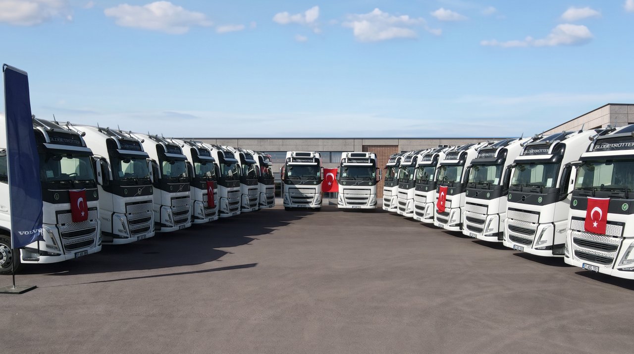 volvo-trucks-ades-uluslararasi-nakliyata-30-adet-volvo-fh-500-teslim-etti-01.jpg