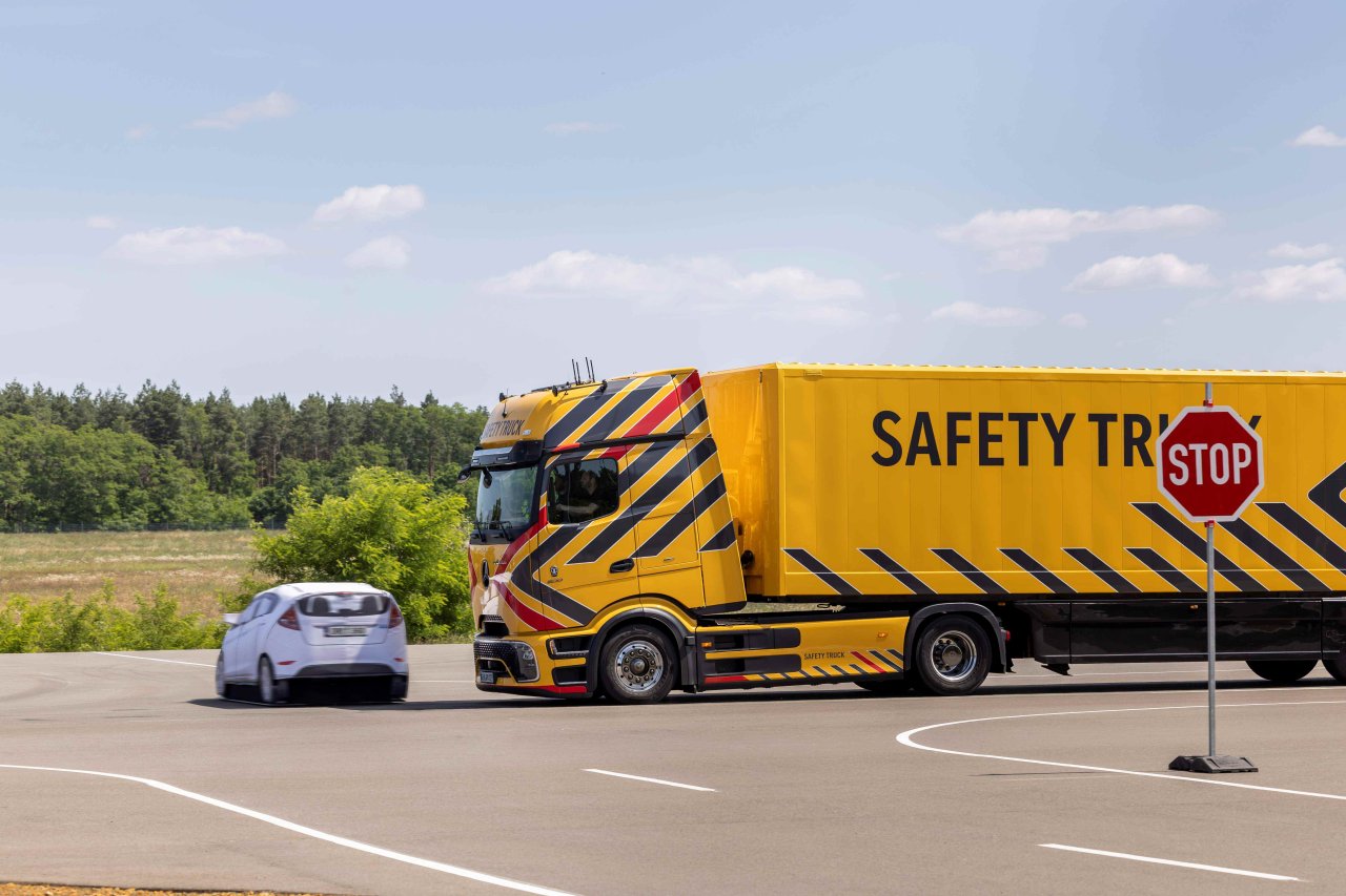 mercedes-benz-eactros600-safety-truck.jpg
