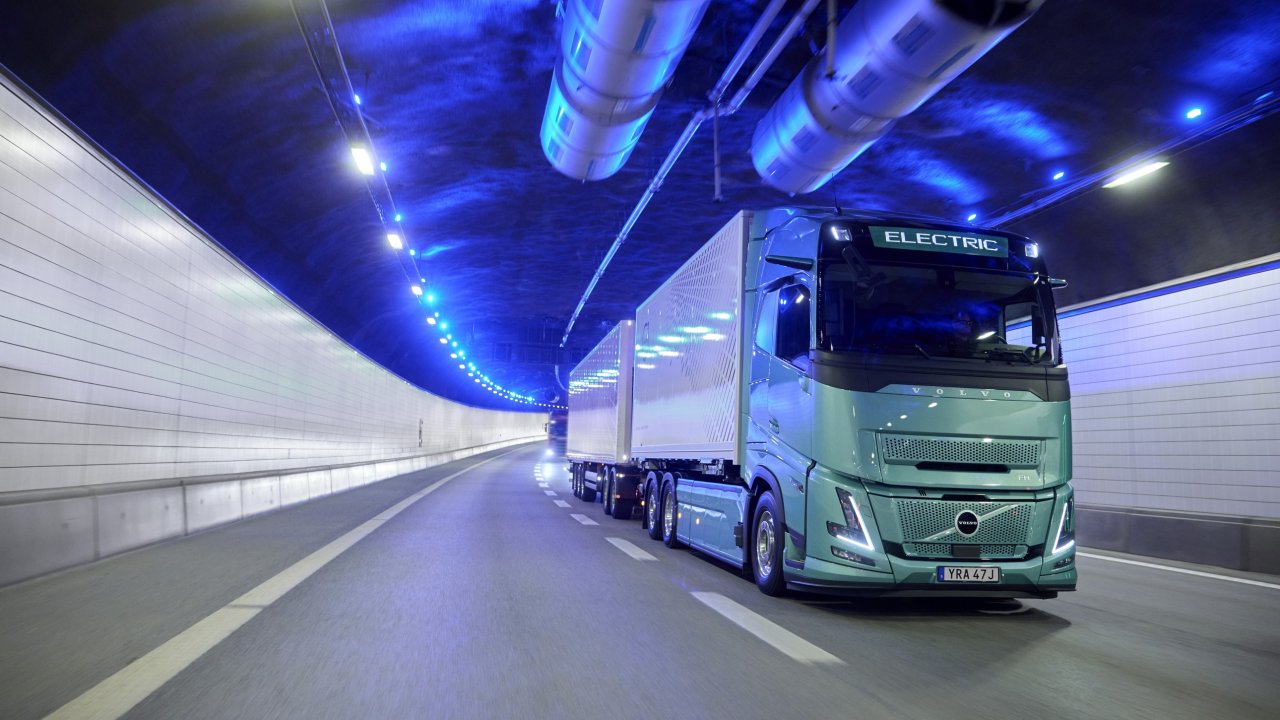 volvo-trucks-uzatilmis-menzil-sunan-80-tonluk-elektrikli-kamyon.jpg