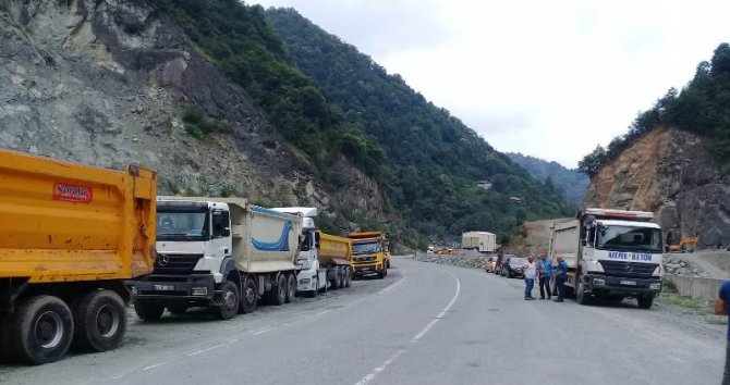 arhavili-kamyoncular-protesto-(1).jpg