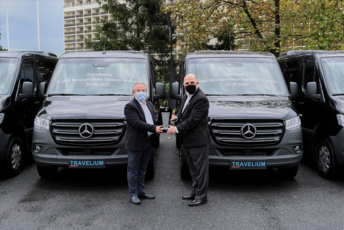 mercedes-benz-otomotiv-hafif-ticari-araclar-urun-grubu-icra-kurulu-uyesi-tufan-akdeniz---travelium-turizm-yonetim-kurulu-baskani-babur-arslan-.jpg