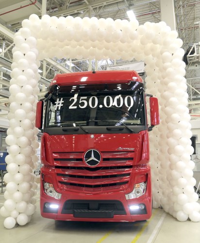 mercedes-benz-turk-250.000inci-kamyonunu-uretti-(3).jpg