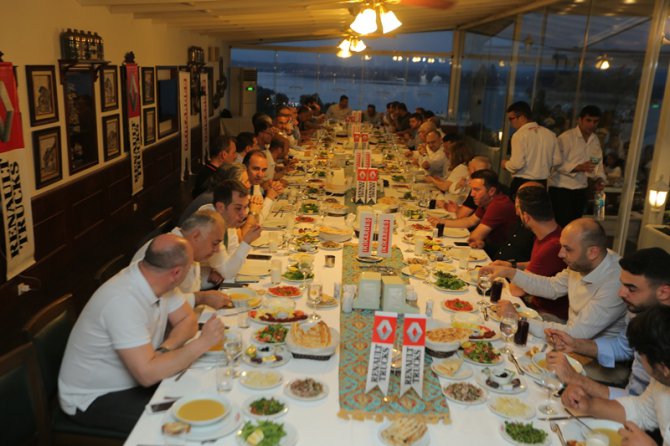 renault-ikikardes_otomotiv-iftar2.jpg