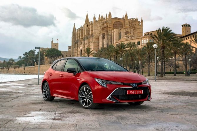 yeni-corolla-hatchback-001.jpg