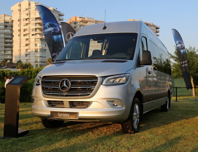 yeni-mercedes-benz-sprinter-musterileri-ile-bulustu-(3).jpg