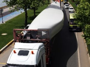 60 metrelik türbin kanadı özel yapım tırlarla taşınıyor