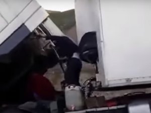 Hareket halindeki TIR'ı tamir ettiler