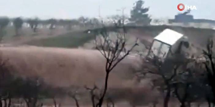 Şanlıurfa'da sele kapılan TIR metrelerce yüksekten aşağı düştü